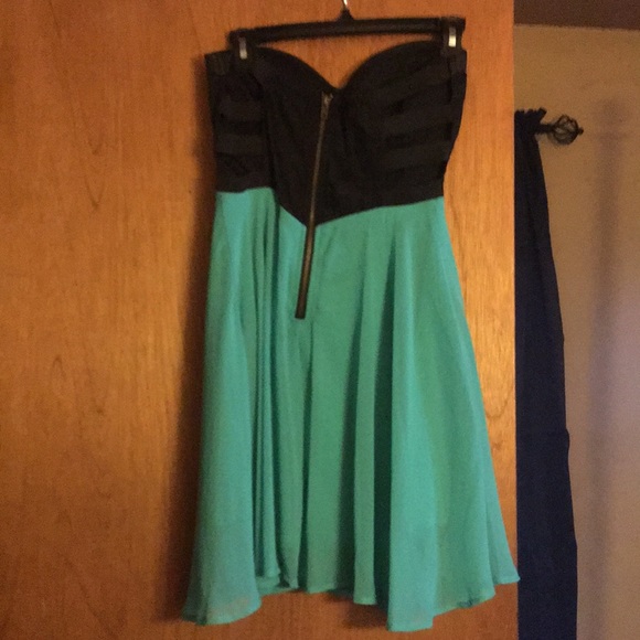 Juniors size small strapless dress - Picture 2 of 4